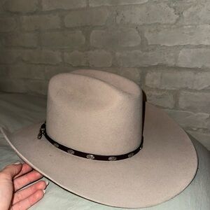 Elegant Cream Cowboy Hat with Leather Band
